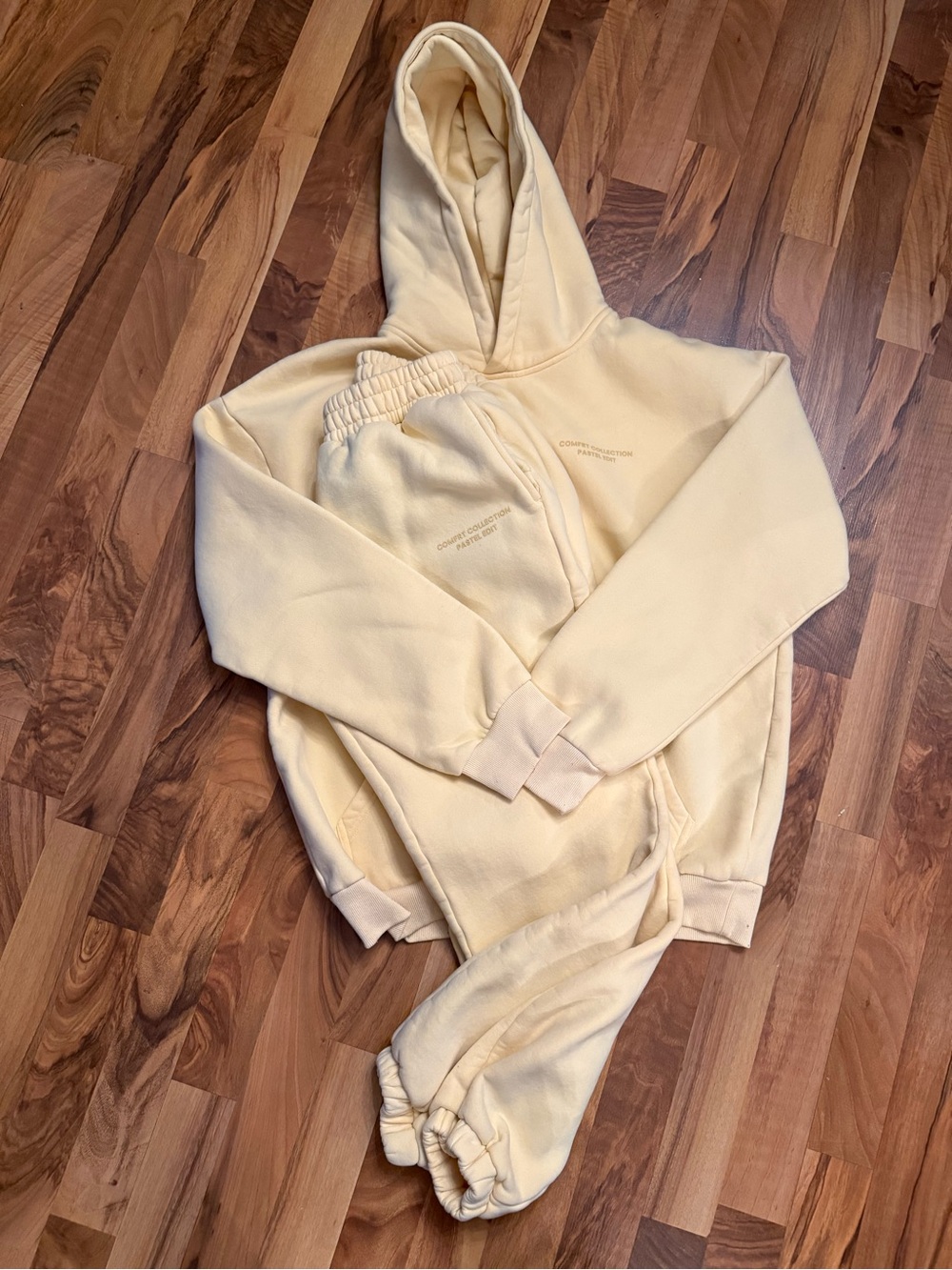 Comfrt Pastel Yellow hoodie sweatpants medium large woman’s